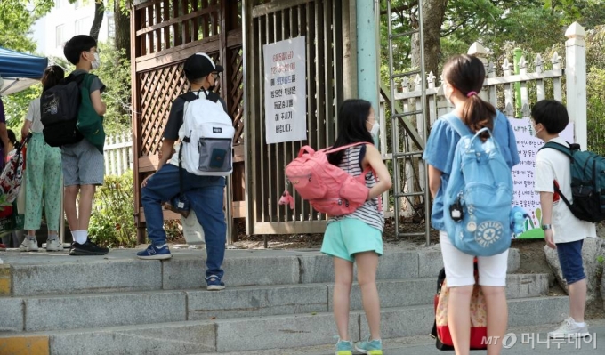 중학교 1학년, 초등학교 5-6학년 대상 4차 등교개학날인 8일 오전 서울 송파구의 한 초등학교에서 학생들이 등교 전 발열검사를 위해 대기하고 있다. / 사진=김휘선 기자 hwijpg@