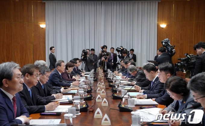 문재인 대통령이 8일 오후 청와대에서 반부패정책협의회를 주재하고 있다. (청와대 제공) 2019.11.8/뉴스1