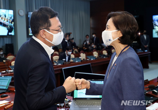 [서울=뉴시스]박영태 기자 = 유은혜 사회부총리 겸 교육부장관이 23일 오전 청와대 여민관에서 열린 제32회 국무회의 및 수도권 방역 대책회의에 참석해 박남춘 인천시장과 인사를 나누고 있다. 2020.06.23.  since1999@newsis.com