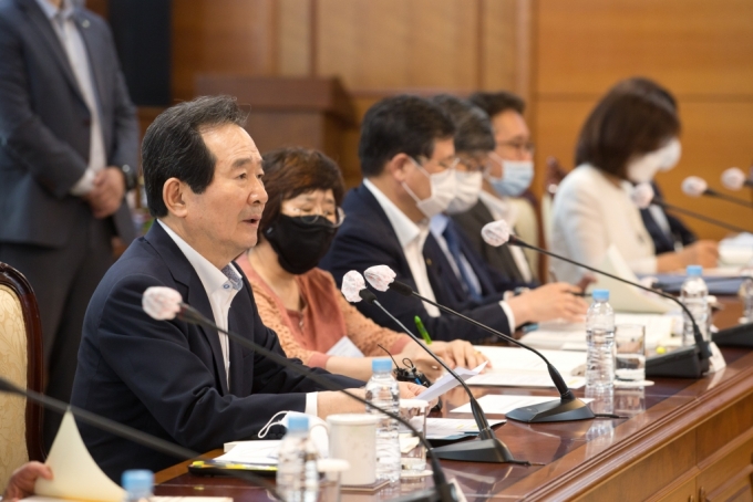 정세균 국무총리가 22일 오후 서울 종로구 정부서울청사 대회의실에서 열린'제12차 정보통신전략위원회' 를 주재하고 있다.이날 열린 회의에는 최기영 과학기술정보통신부 장관 등이 참석했다.