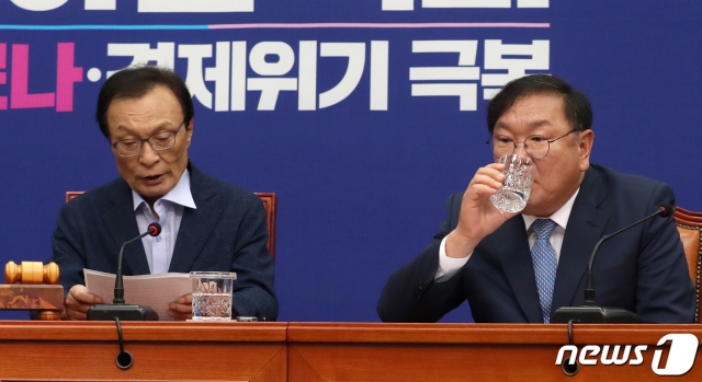 김태년 더불어민주당 원내대표(오른쪽)가 24일 오전 서울 여의도 국회에서 열린 최고위원회의에서 물을 마시고 있다. 왼쪽은 이해찬 대표. /사진=뉴스1.