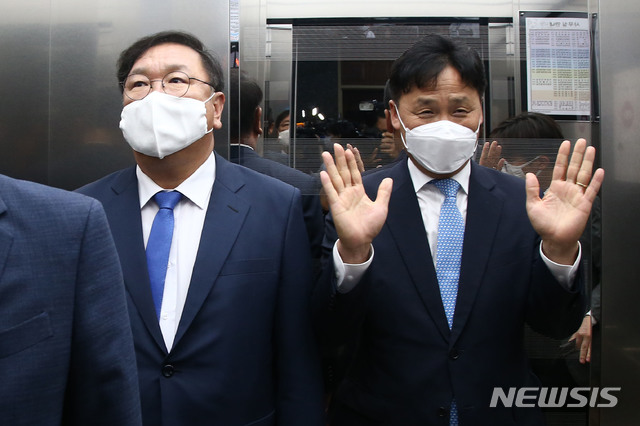 [서울=뉴시스 김진아 기자 = 더불어민주당 김태년 원내대표(왼쪽)와 김영진 원내수석부대표가 26일 서울 여의도 국회에서 여야 원내대표 회동 중 의장실을 나와 승강기에 오르고 있다. 2020.06.26.  photo@newsis.com