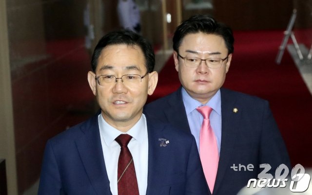 (서울=뉴스1) 박세연 기자 = 주호영 미래통합당 원내대표가 26일 오후 박병석 의장, 김태년 원내대표와 회동 중에 국회 의잘실을 나서며 기자들의 질문에 답하고 있다.·2020.6.26/뉴스1