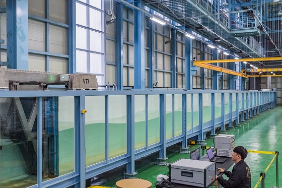 한국해양과학기술원( KIOST) 수리실험동에 설치된 단면(2차원, 길이 50m·너비 1.2m·높이 1.5m) 조파수조/사진=KIOST