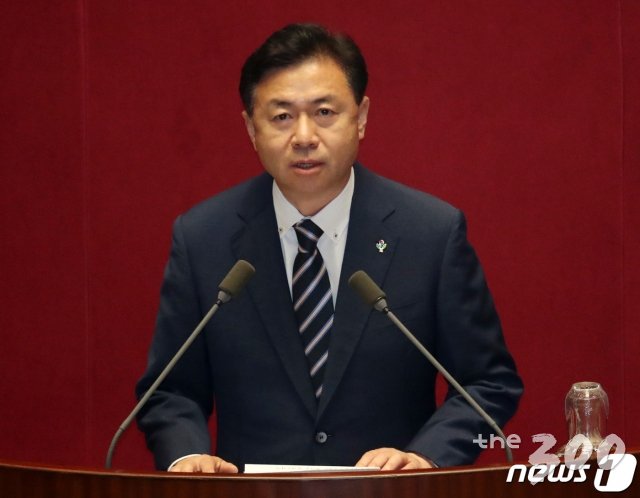 (서울=뉴스1) 박세연 기자 = 국회 사무총장에 선출된 김영춘 전 더불어민주당 의원이 29일 오후 서울 여의도 국회에서 열린 제379회국회(임시회) 제6차 본회의에서 당선 인사말을 하고 있다. 2020.6.29/뉴스1