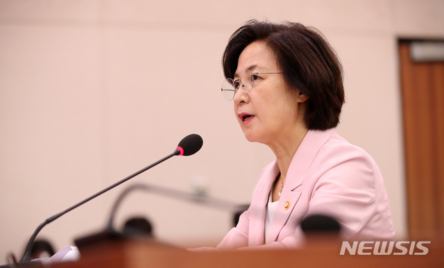 추미애 법무부장관이 1일 오후 서울 여의도 국회에서 열린 법사위 전체회의에서 의원 질의에 답변하고 있다. / 사진제공=뉴시스