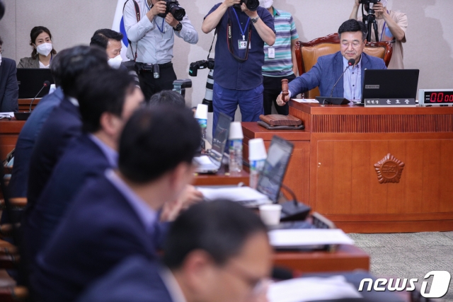 1일 오후 서울 여의도 국회 법제사법위원회 전체회의에서 윤호중 위원장이 의사봉을 두드리고 있다. / 사진제공=뉴스1