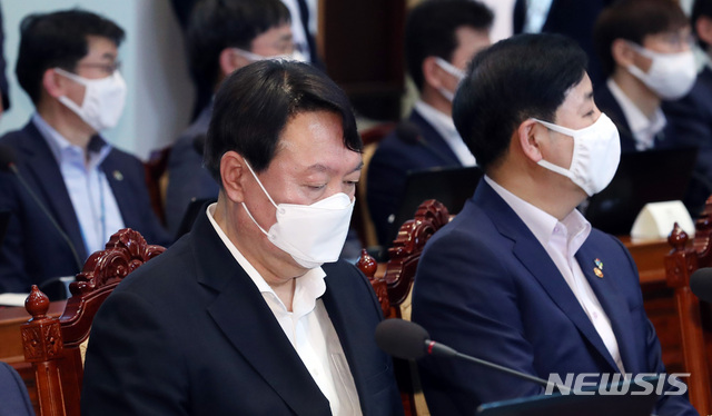 윤석열(왼쪽) 검찰총장이 지난달 22일 청와대 여민관에서 열린 제6차 공정사회 반부패정책협의회에 참석해 앉아 있다. / 사진제공=뉴시스