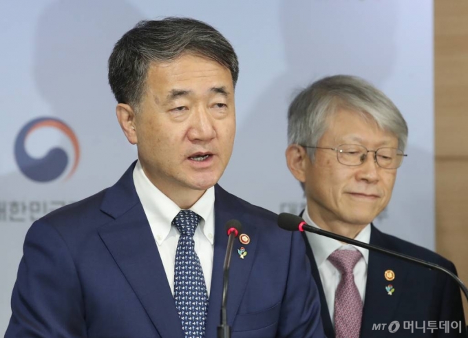 [서울=뉴시스]김명원 기자 = 박능후 보건복지부 장관과 최기영 과학기술정보통신부 장관이 3일 서울 종로구 정부서울청사 합동브리핑룸에서 코로나19 치료제-백신 개발 지원대책 브리핑을 하고 있다. 2020.06.03.   kmx1105@newsis.com