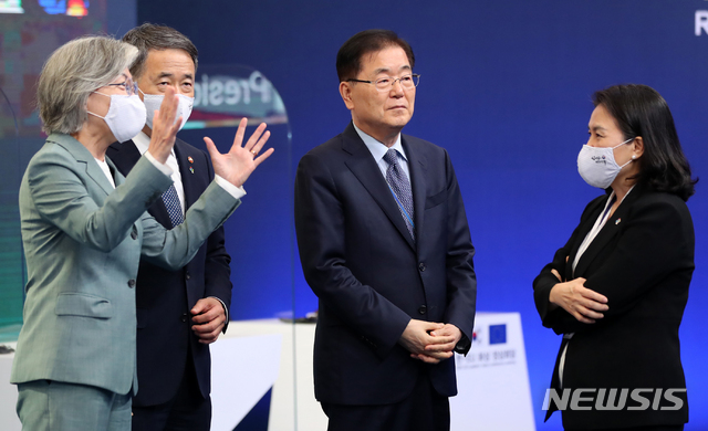 [서울=뉴시스]배훈식 기자 = 강경화(왼쪽부터) 외교부 장관과 박능후 보건복지부 장관, 정의용 국가안보실장, 유명희 통상교섭본부장이 30일 청와대 충무실에서 열린 유럽연합(EU)의 샤를 미셸 정상회의 상임의장, 우르줄라 폰데어라이엔 집행위원장과의 화상 정상회담에 참석해 대화하고 있다. 2020.06.30.   dahora83@newsis.com