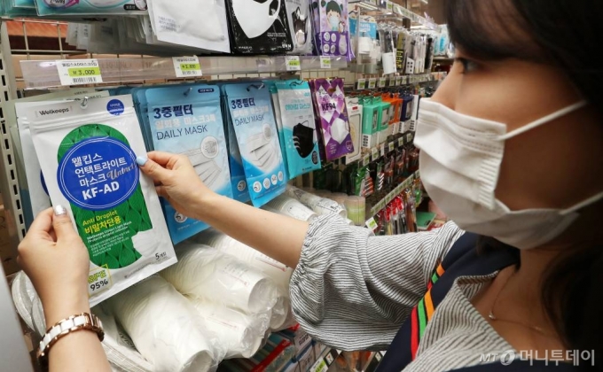 전국 편의점, 대형마트에서도 비말 차단용 마스크 판매를 시작한 1일 서울 중구 세븐일레븐 소공점에서 직원이 마스크를 진열하고 있다. / 사진=김휘선 기자 hwijpg@