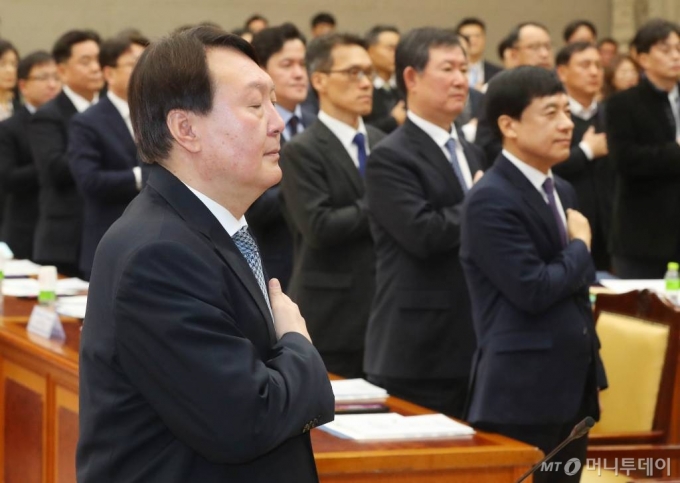 국민의례하는 윤석열 검찰총장과 이성윤 서울중앙지검장./사진=뉴시스