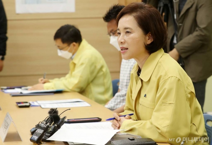 유은혜 사회부총리 겸 교육부 장관이 25일 오전 초등학교 1-2학년과 유치원생의 등교, 등원을 앞두고 서울 용산구 한강중학교를 찾아 방역 준비상황을 점검한 뒤 간담회에 참석해 모두발언을 하고 있다. / 사진=김휘선 기자 hwijpg@