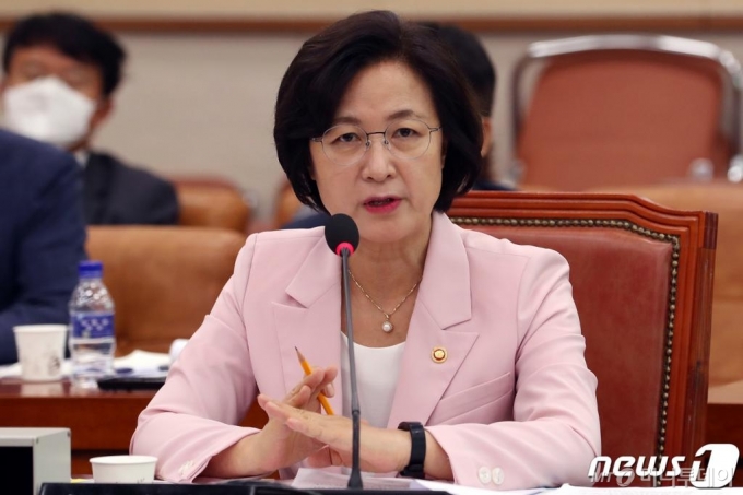 추미애 법무부 장관이 지난 1일 오후 서울 여의도 국회 법제사법위원회 전체회의에서 의원들의 질의에 답변하고 있다. /사진=뉴스1