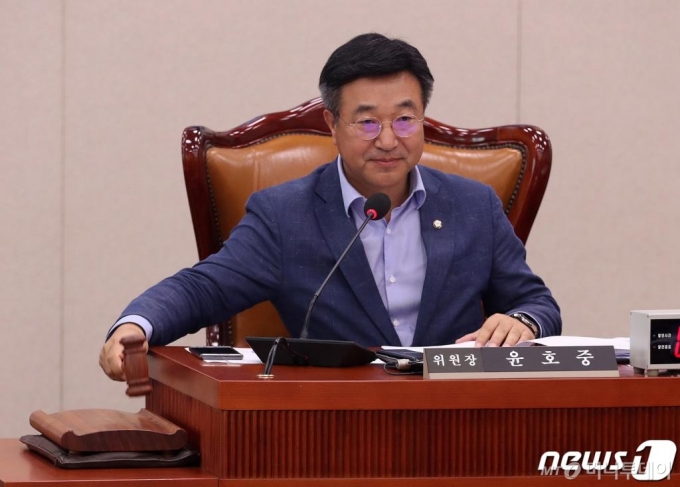 윤호중 법사위원장이 지난달 29일 오후 서울 여의도 국회에서 열린 법사위원회 전체회의에서 의사봉을 두드리며 개의를 선언하고 있다.  /사진=뉴스1