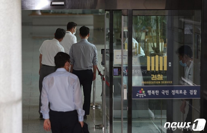 3일 오전 서울 서초구 대검찰청에서 '전국 고검장 간담회'를 앞두고 검찰 관계자들이 출입하고 있다. 이날 간담회에서는 대검찰청이 이른바 '검언유착 의혹' 사건 관련 추미애 법무부 장관의 수사지휘를 수용할지 여부에 대한 의견 수렴을 한다./사진=뉴스1