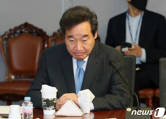 이낙연 더불어민주당 의원이 2일 오전 서울 여의도 국회 의원회관에서 문정인 대통령 통일외교안보 특별보좌관을 초청해 열린 한반도 평화포럼 긴급간담회에 참석해 자리하고 있다. /사진=뉴스1.