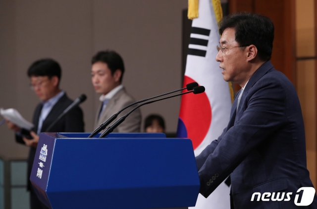 (서울=뉴스1) 박정호 기자 = 문재인 대통령이 3일 통일부 장관에 이인영 더불어민주당 국회의원, 국가정보원장에 박지원 전 국회의원을 내정하고 청와대 국가안보실장에 서훈 국정원장, 대통령 통일외교안보 특별보좌관에 임종석 전 대통령비서실장, 정의용 국가안보실장을 임명할 예정이다. 강민석 대변인이 3일 오후 청와대 춘추관에서 인사 관련 브리핑을 하고 있다. 2020.7.3/뉴스1