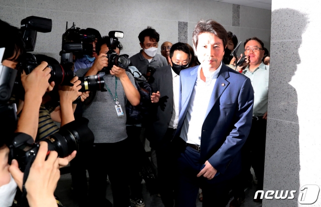 (서울=뉴스1) 이동해 기자 = 통일부 장관으로 내정된 이인영 더불어민주당 의원이 3일 오후 서울 여의도 국회 의원회관에서 입장을 밝힌 뒤 의원실로 돌아가고 있다. 2020.7.3/뉴스1