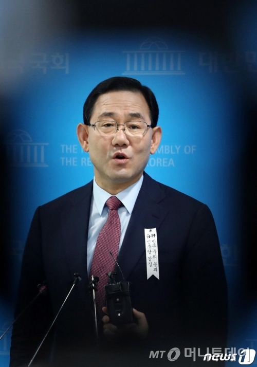 (서울=뉴스1) 이동해 기자 = 주호영 미래통합당 원내대표가 2일 오후 서울 여의도 국회 소통관에서 추미애 법무부 장관 해임 요구 관련 기자회견을 마친 뒤 기자들의 질문에 답하고 있다. 2020.7.2/뉴스1