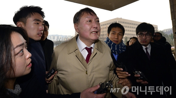 2013년 윤석열 당시 여주지청장이 자신의 징계심의위원회에 참석하기 위해 법무부로 들어가고 있다./뉴스1