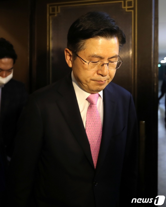 황교안 미래통합당 대표가 지난 4월 15일 서울 여의도 국회 도서관에 마련된 21대 국회의원선거 개표상황실에서 총선 결과 관련 입장을 발표 후 상황실을 나서고 있다. 이날 황 대표는 '총선 결과 책임, 모든 당직 내려놓는다'고 밝혔다. /사진=뉴스1.