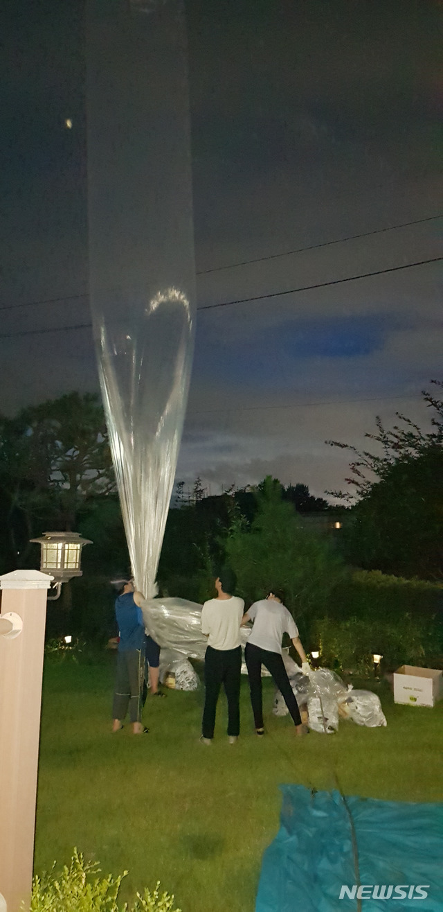 자유북한운동연합이 지난해 7월 경기도 연천군 군남면 선곡리에서 "김정은의 명령에 의해 지난 2014년 5월 5일 자신의 고모인 김경희를 독살시킨 사실을 북한인민들에게 알리기 위해 대북전단을 살포했다"고 밝혔다. / 사진제공=뉴시스