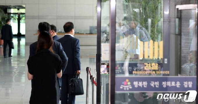 지난 3일 오전 서울 서초구 대검찰청에서 '전국 고검장 간담회'를 앞두고 검찰 관계자들이 출입하고 있다./사진=뉴스1