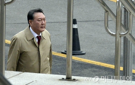 2013년 윤석열 당시 여주지청장이 자신의 징계심의위에 참석하기 위해 법무부로 발걸음을 옮기고 있다./뉴스1