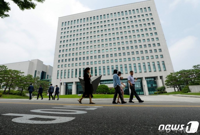 지난 2일 절차를 중단하라며 '검찰청법 제8조'에 따른 지휘권을 발동했다. 사진은 2일 서울 서초구 대검찰청에서 직원들이 이동하는 모습./사진=뉴스1
