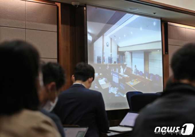 지난 5월19일 오전 서울 서초구 고등법원에서 취재진들이 세계 최대 아동 성착취물 사이트 '웰컴 투 비디오'(W2V) 운영자 손정우에 대한 범죄인 인도심사 청구사건 심문기일 시작을 기다리고 있다./사진=뉴스1