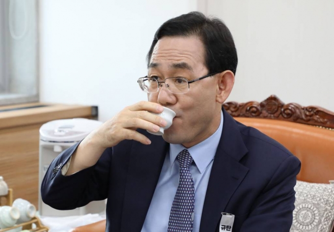 주호영 미래통합당 원내대표가 5일 서울 여의도 국회에서 기자간담회를 하기 전 차를 마시고 있다. / 사진제공=뉴시스