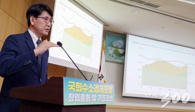 조용성 에너지경제연구원장이 6일 서울 여의도 국회에서 열린 '국회수소경제포럼'에서 기조강연을 하고 있다./사진=이기범 기자