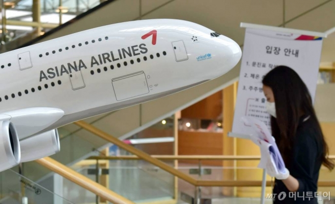 HDC현대산업개발과 인수 재협상에 나설 것으로 예상되는 아시아나항공이 15일 오전 서울 강서구 오쇠동 본사에서 임시 주주총회를 열어 자본확충을 위한 발행할 주식의 총수와 전환사채 한도를 늘릴 것을 의결 했다. 주주들이 입장한 후 직원들이 안내판을 치우고 있다. / 사진=이기범 기자 leekb@