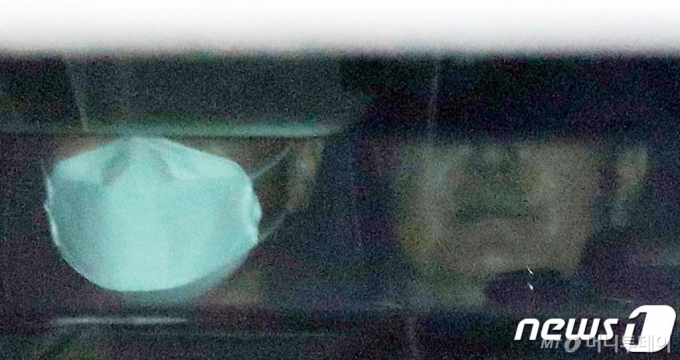 (서울=뉴스1) 이재명 기자 = 윤석열 검찰총장이 7일 오후 점심식사를 하기 위해 서울 서초구 대검찰청 청사를 나서고 있다. 2020.7.7/뉴스1