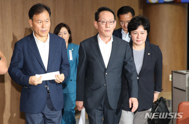 미래통합당 김도읍 의원을 비롯한 법제사법위원회 위원들이 8일 서울 여의도 국회 소통관에서 법사위 개회 및 윤석열 검찰총장 출석요청 관련 기자회견을 마친 후 회견장을 나서고 있다. / 사진제공=뉴시스