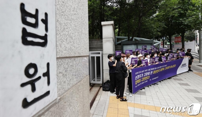 (서울=뉴스1) 박지혜 기자 = 여성단체 회원들이 7일 오후 서울 서초구 서울고등법원 동문 앞에서 열린 기자회견에서 세계 최대 아동 성착취물 사이트를 운영한 손정우에 대한 미국 송환을 거부한 서울고등법원 형사 20부 재판부를 규탄하고 있다.이들은 기자회견을 통해 "전세계가 경악한 재판부의 판결"이라며 비판의 목소리를 높였다. 2020.7.7/뉴스1