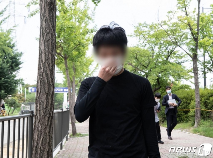 (의왕=뉴스1) 이재명 기자 = 세계 최대 아동 성착취물 사이트 '웰컴 투 비디오'(W2V)를 운영한 손정우가 미국 송환이 불허된 6일 오후 경기도 의왕시 서울구치소에서 석방되고 있다. 2020.7.6/뉴스1