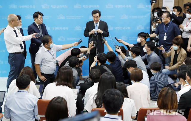 [서울=뉴시스] 최동준 기자 = 이낙연 더불어민주당 의원이 7일 서울 여의도 국회 소통관에서 당대표 출마 기자회견을 마치고 취재진 질문에 답변하고 있다. 2020.07.07.   photocdj@newsis.com