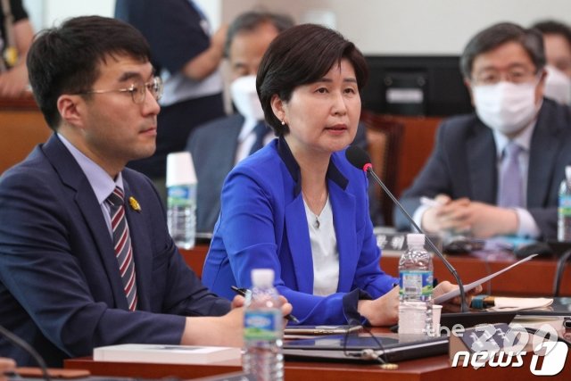 (서울=뉴스1) 성동훈 기자 = 백혜련 더불어민주당 법사위 간사가 16일 국회 법제사법위원회에서 열린 첫 전체회의에서 발언을 하고 있다. 2020.6.16/뉴스1