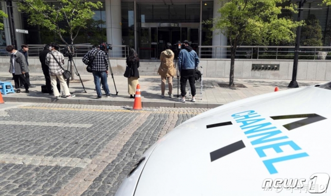 종합편성채널 채널A 기자와 현직 검사장 간 유착 의혹을 수사하는 검찰이 지난 4월28일 채널A 본사에 대한 압수수색을 실시했다. 사진은 이날 서울 종로구 채널A 본사 앞에서 대기 중인 취재진./사진=뉴스1