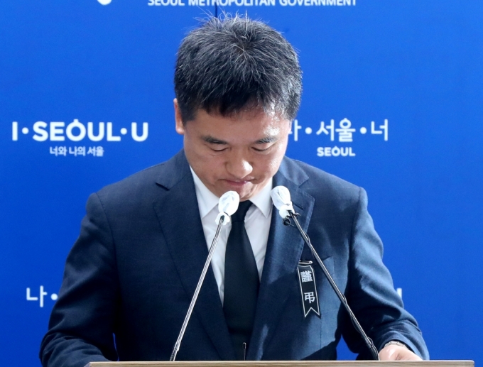 박원순 서울시장의 유고로 시장 권한을 대행하게 된 서정협 행정1부시장이 10일 오전 서울시청에서 향후 계획을 포함한 입장 발표한 뒤 고개를 떨구고 있다./사진=홍봉진 기자