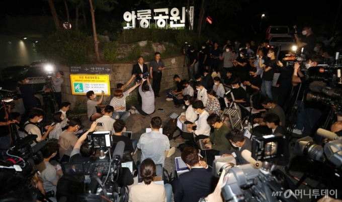 박원순 서울시장이 9일 오후 실종 신고가 접수된 뒤 7시간 만에 숨진채 발견된 10일 새벽 서울 종로구 와룡공원 입구에서 최익수 서울지방경찰청 형사과장이 브리핑을 하고 있다. / 사진=김휘선 기자 hwijpg@