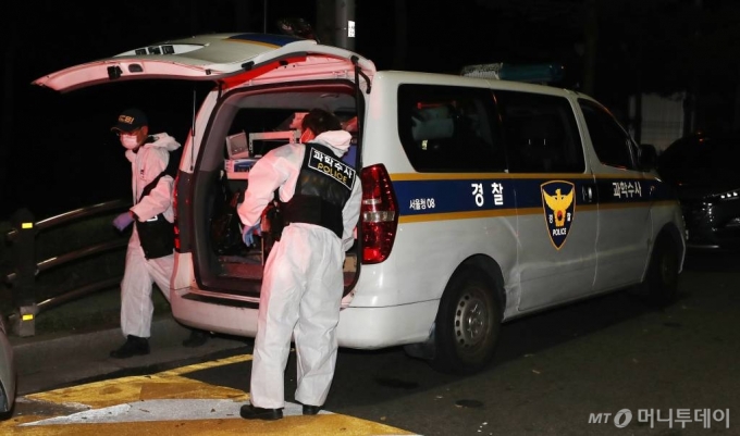 9일 오후 박원순 서울시장의 실종 신고가 접수된지 7시간 만에 숨진채 발견된 10일 새벽 경찰들이 서울 북악산 인근에서 박 시장의 시신을 수습한 뒤 이동하고 있다. / 사진=김휘선 기자 hwijpg@