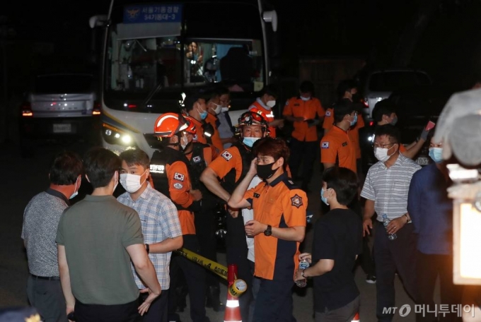 박원순 서울시장의 실종신고가 접수된 9일 오후 서울 종로구 핀란드대사관저 인근 한국가구박물관에 마련된 지휘본부에서 경찰 및 구급대원들이 분주히 움직이고 있다. / 사진=김휘선 기자 hwijpg@