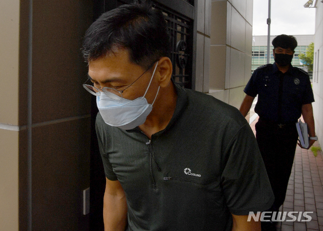 안희정 전 충남도지사가 9일 형 집행 정지 기한에 맞춰 광주교도소로 들어가고 있다. 안 전 지사는 수행 비서 성폭행 혐의로 복역 중 모친상을 당해 검찰로부터 형 집행 정지 신청을 이날 오후 5시까지 허가받았다. / 사진제공=뉴시스