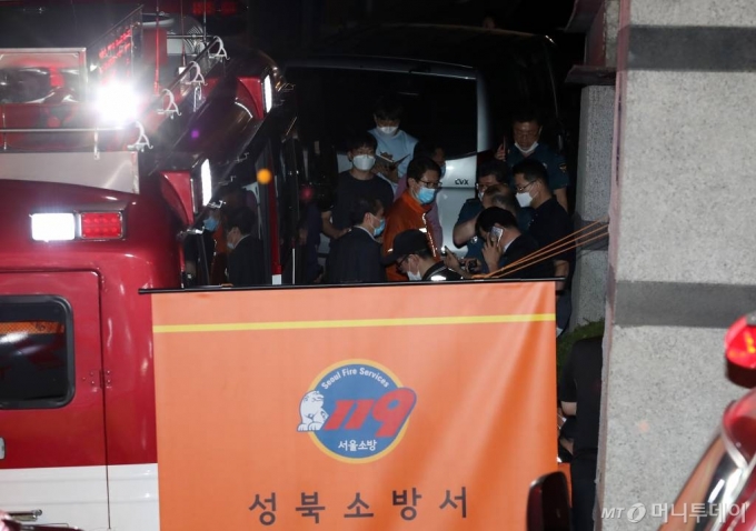 박원순 서울시장의 실종신고가 접수된 9일 오후 서울 종로구 핀란드대사관저 인근에서 경찰 및 구급대원들이 현장을 살펴보고 있다. / 사진=김휘선 기자 hwijpg@