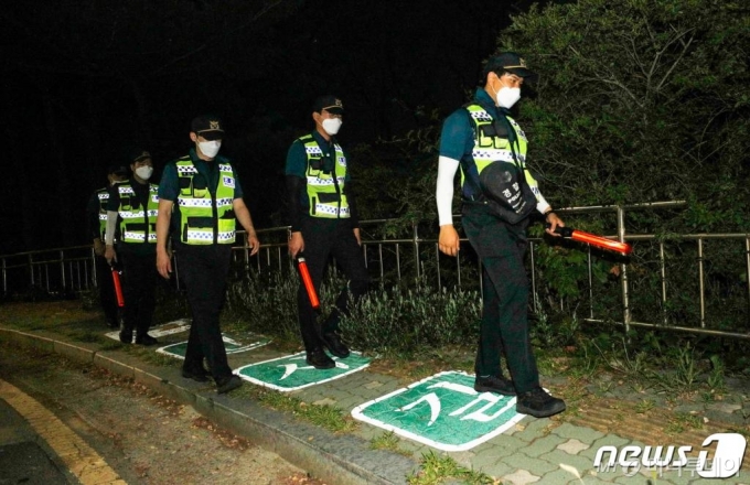 (서울=뉴스1) 박원순 서울시장이 연락두절된 9일 저녁 서울 성북구 북악산 자락 일대에서 경찰이 이동하고 있다. 2020.7.9/뉴스1