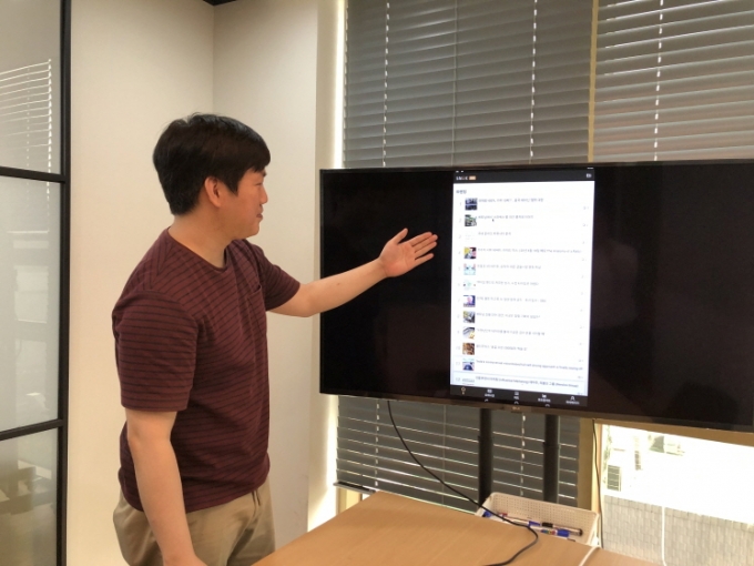 주은환 익스플레인 대표가 운영 중인 경제정보 전문 플랫폼 '스낵'을 설명하고 있다./사진=이재윤 기자