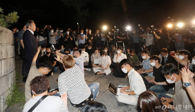 박원순 서울시장이 9일 오후 실종 신고가 접수된 뒤 7시간 만에 숨진채 발견된 10일 새벽 서울 종로구 와룡공원 입구에서 최익수 서울지방경찰청 형사과장이 브리핑을 하고 있다. / 사진=김휘선 기자 hwijpg@